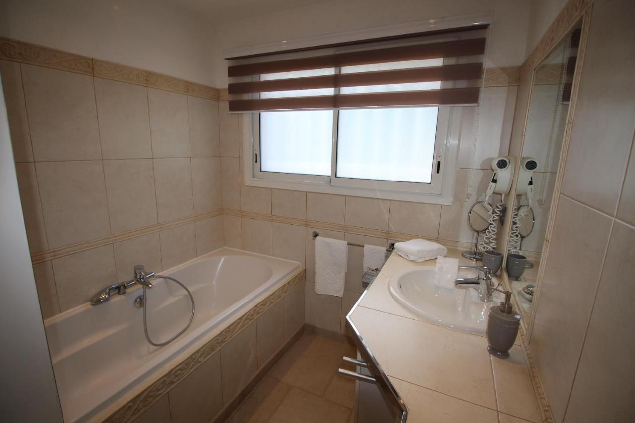Villa Jalna Chambre, Suites Et Appartement Roquefort-les-Pins Buitenkant foto